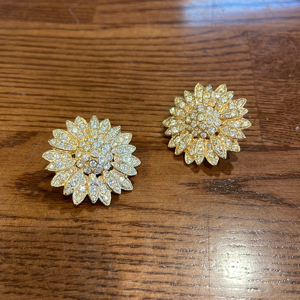 Gold clip on earrings, great condition!